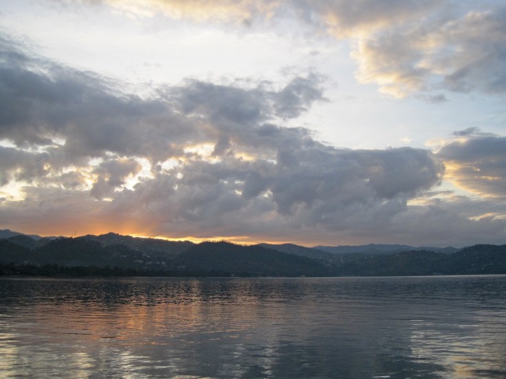 sunrise-over-lake-2098367_1280.jpg